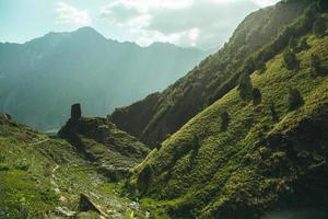 una hermosa fotografía de paisaje con montañas del cáucaso en georgia. foto