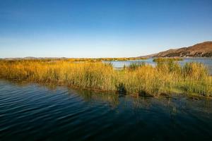 el lago titicaca es el lago más grande de américa del sur y el lago navegable más alto del mundo. foto