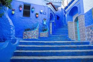 calle azul y casas en chefchaouen, marruecos. hermosa calle medieval de colores pintada en color azul suave. foto