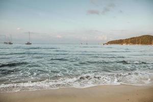 hermosa playa con agua muy limpia y azul en el mar mediterráneo en la isla de ibiza, españa. foto