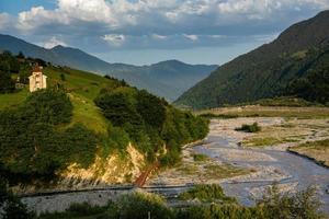 una hermosa fotografía de paisaje con montañas del cáucaso en georgia. foto