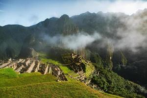 maravilla del mundo machu picchu en peru. hermoso paisaje en las montañas de los andes con ruinas de la ciudad sagrada inca. foto