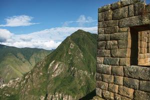 maravilla del mundo machu picchu en peru. hermoso paisaje en las montañas de los andes con ruinas de la ciudad sagrada inca. foto