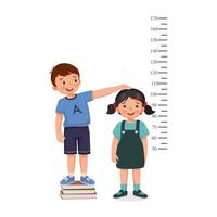 lindo niño parado en una pila de libros midiendo la altura del crecimiento de una niña con una regla de medición en el fondo de la pared vector