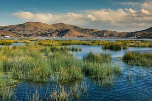 el lago titicaca es el lago más grande de américa del sur y el lago navegable más alto del mundo. foto