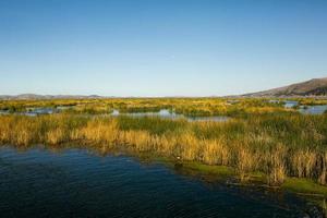 el lago titicaca es el lago más grande de américa del sur y el lago navegable más alto del mundo. foto