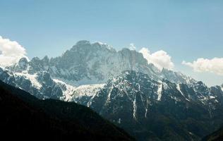 hermosos paisajes de montaña en los Alpes foto