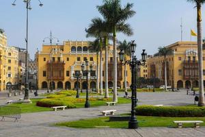 bellos edificios coloniales y calles de la capital peruana, foto editorial lima.