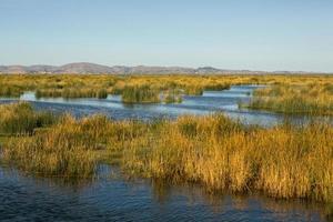 el lago titicaca es el lago más grande de américa del sur y el lago navegable más alto del mundo. foto