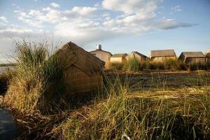 el lago titicaca es el lago más grande de américa del sur y el lago navegable más alto del mundo. foto