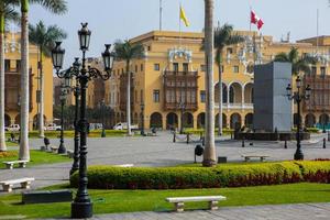 bellos edificios coloniales y calles de la capital peruana, foto editorial lima.