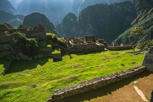 maravilla del mundo machu picchu en peru. hermoso paisaje en las montañas de los andes con ruinas de la ciudad sagrada inca. foto