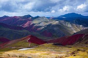 los andes, cordillera de los andes o andina son la cadena montañosa continental más larga del mundo. hermoso paisaje de montaña en Perú foto