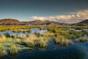 el lago titicaca es el lago más grande de américa del sur y el lago navegable más alto del mundo. foto