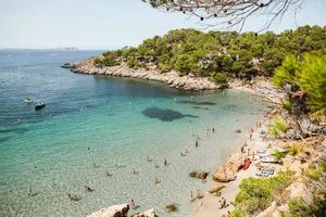 hermosa playa con agua muy limpia y azul en el mar mediterráneo en la isla de ibiza, españa foto