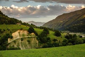 una hermosa fotografía de paisaje con montañas del cáucaso en georgia. foto