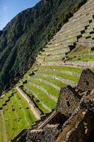 maravilla del mundo machu picchu en peru. hermoso paisaje en las montañas de los andes con ruinas de la ciudad sagrada inca. foto