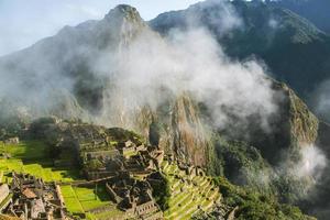 maravilla del mundo machu picchu en peru. hermoso paisaje en las montañas de los andes con ruinas de la ciudad sagrada inca. foto