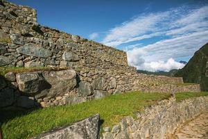 maravilla del mundo machu picchu en peru. hermoso paisaje en las montañas de los andes con ruinas de la ciudad sagrada inca. foto