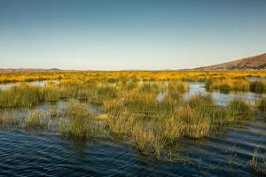 el lago titicaca es el lago más grande de américa del sur y el lago navegable más alto del mundo. foto