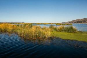 el lago titicaca es el lago más grande de américa del sur y el lago navegable más alto del mundo. foto