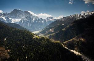 hermosos paisajes de montaña en los Alpes foto