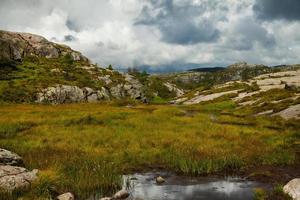 coloridas escenas de montaña en noruega. hermoso paisaje de noruega, escandinavia. paisaje de montaña de noruega. naturaleza en verano. foto