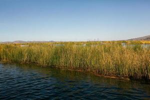 el lago titicaca es el lago más grande de américa del sur y el lago navegable más alto del mundo. foto