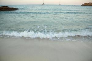 hermosa playa con agua muy limpia y azul en el mar mediterráneo en la isla de ibiza, españa. foto