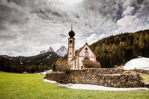 hermosos paisajes de montaña en los Alpes foto