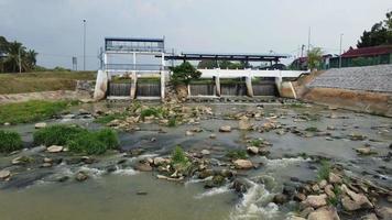 spostati lentamente verso la valvola di controllo del livello dell'acqua sungai kulim video