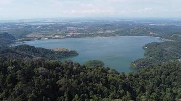 vue aérienne du lac bleu du barrage de mengkuang video