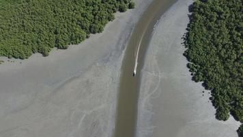 olhar aéreo para baixo barco de pesca mover-se para o mar video