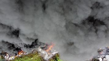 gebouw in brand. enorme grote vlam ontploffing video