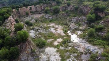 deslizamiento aéreo a través de la cantera de arena video