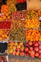 frutas y verduras frescas en el mercado local de lima, perú. hortalizas de mercado vendidas por los agricultores locales. foto