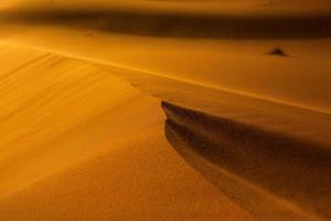 hermosas dunas de arena en el desierto del sahara en marruecos. paisaje en África en el desierto. foto