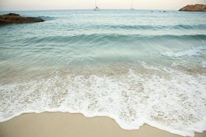 hermosa playa con agua muy limpia y azul en el mar mediterráneo en la isla de ibiza, españa foto