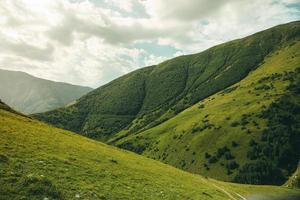 una hermosa fotografía de paisaje con montañas del cáucaso en georgia. foto