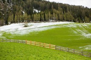 hermosos paisajes de montaña en los Alpes foto