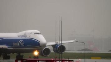 Boeing 747 airbridgecargo taxiando video