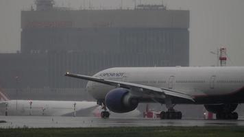 boeing 777 aeroflot, chuva forte video