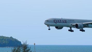 Qatar Boeing 777 landing video