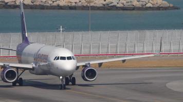 airbus a321 biegt vor dem abflug vom internationalen flughafen hongkong ab video