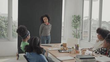 afrikansk amerikansk flickstudent presenterar sig självsäkert i klassen. video