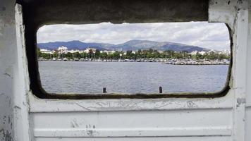 a vista à beira-mar da cidade de izmir dentro de uma janela de carro de sucata video