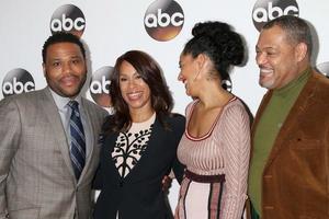 los angeles, 10 de enero - anthony anderson, channing dungey, tracee ellis ross, laurence fishburne en la fiesta disney abc tv tca winter 2017 en el hotel langham el 10 de enero de 2017 en pasadena, ca foto