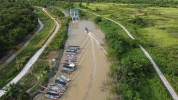 vista aérea barco de pesca cruz portão de bomba de água video