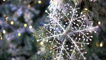 seleccione la decoración blanca del copo de nieve del foco en el árbol de navidad video