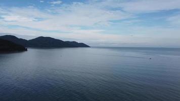 Flygfoto panorering av havet i mulen dag video